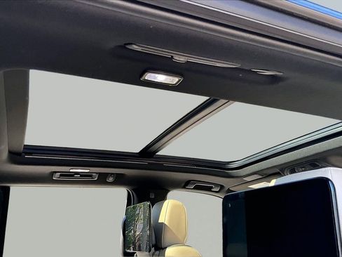 Used 2021 Cadillac Escalade Premium Luxury w/ LPO, Illumination Package AWD/4WD image 16