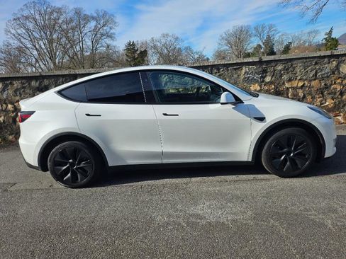 Used 2025 Tesla Model Y Long Range image 9