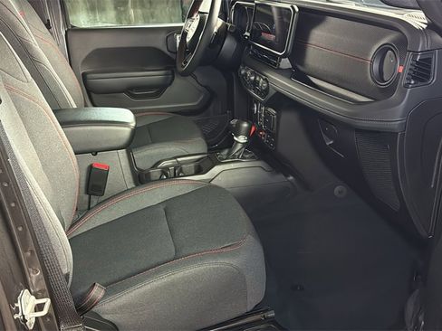 Used 2024 Jeep Wrangler Unlimited Rubicon w/ Technology Group image 10