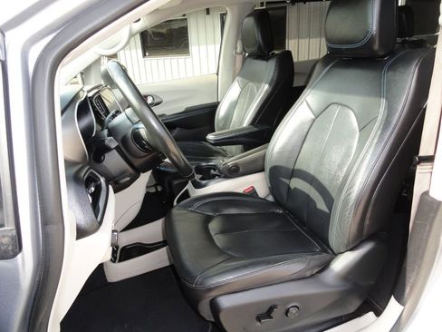 Used 2021 Chrysler Pacifica Touring-L image 10