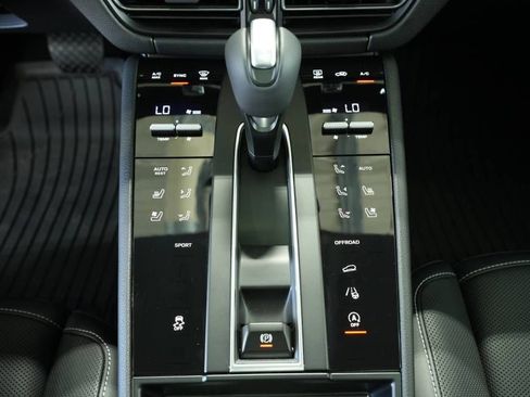Certified 2025 Porsche Macan AWD/4WD image 23