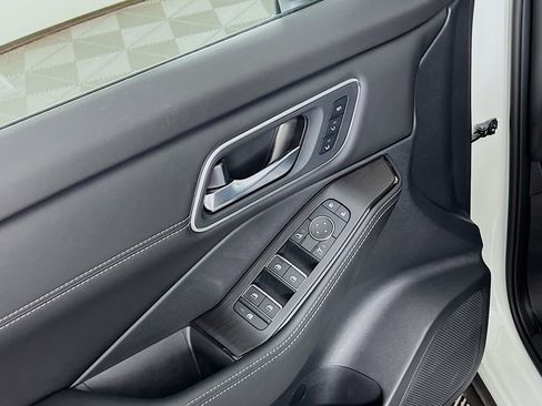 New 2025 Nissan Rogue Platinum w/ Platinum Premium Package image 16