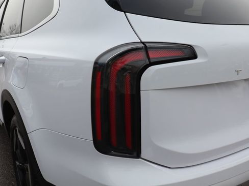 Used 2024 Kia Telluride EX w/ EX Captain's Chair Package image 33