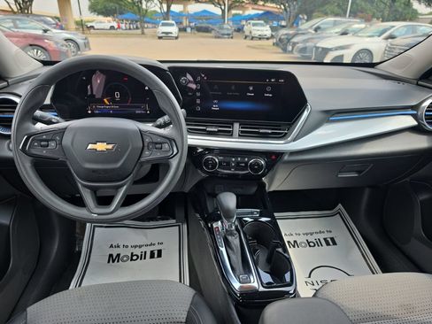 Used 2025 Chevrolet Trax LT FWD image 14