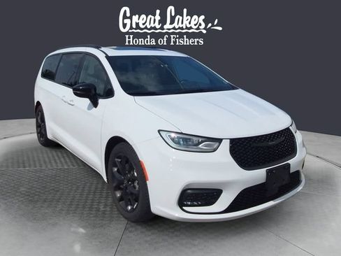 Used 2025 Chrysler Pacifica Limited FWD image 7