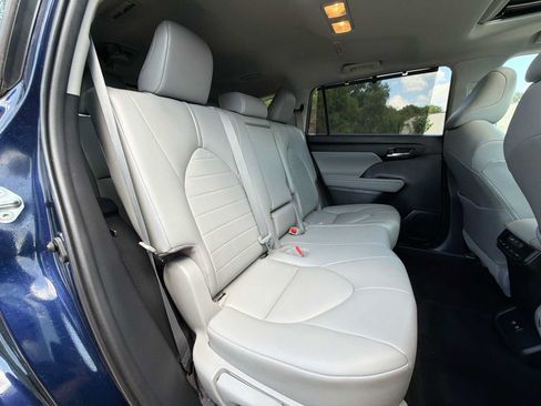 Used 2021 Toyota Highlander XLE AWD/4WD image 18