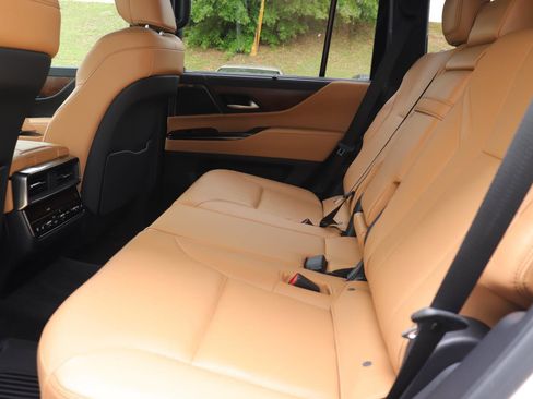 Used 2024 Lexus LX 600 4WD w/ Luxury Package image 14