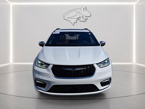 Used 2026 Chrysler Pacifica Pinnacle w/ Trailer Tow Group FWD image 4