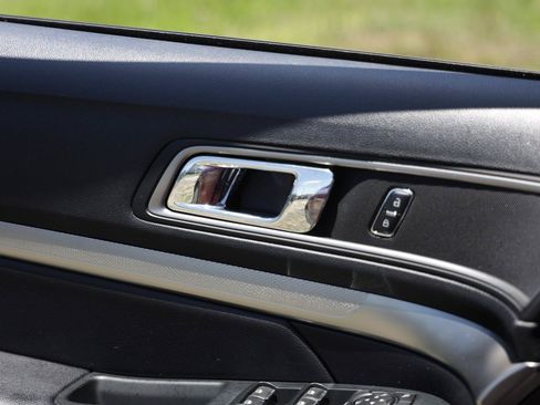 Used 2018 Ford Explorer XLT w/ Equipment Group 202A FWD image 38