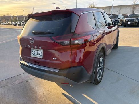 Used 2023 Nissan Rogue SV image 3