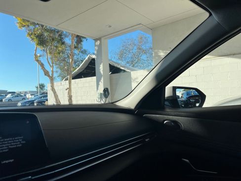 Used 2025 Hyundai Elantra Limited image 38