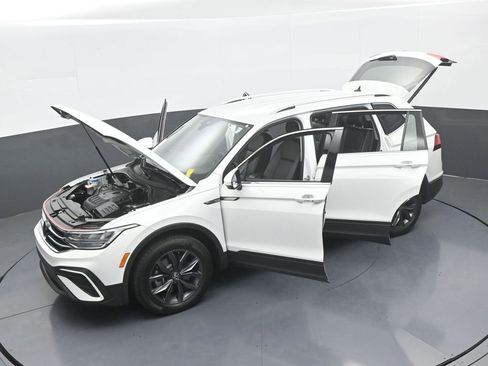 Used 2022 Volkswagen Tiguan SE image 65