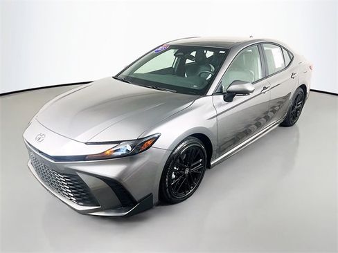 Used 2025 Toyota Camry SE image 3