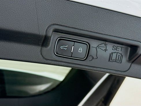 Used 2021 Ford Explorer XLT RWD image 21