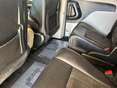 Used 2019 Dodge Grand Caravan SXT FWD image 4