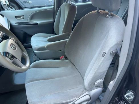Used 2013 Toyota Sienna L w/ Towing Pkg FWD image 9