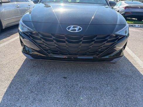 Used 2023 Hyundai Elantra SEL image 2