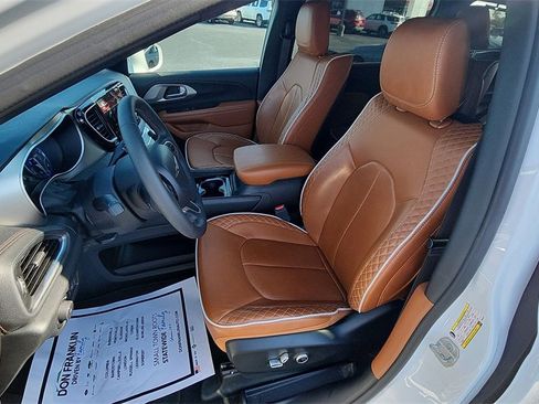 Used 2024 Chrysler Pacifica Pinnacle w/ Trailer Tow Group image 15