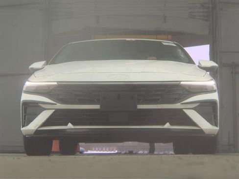 Used 2025 Hyundai Elantra Limited image 3