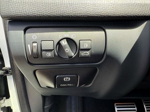 Used 2011 Volvo XC60 T6 R-Design w/ Convenience Pkg image 29