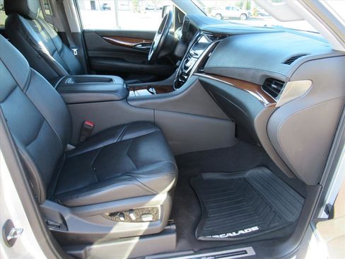 Used 2019 Cadillac Escalade Luxury image 10