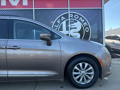 Used 2017 Chrysler Pacifica Touring-L FWD image 3