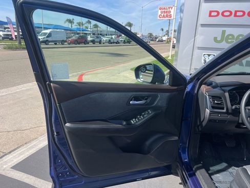 Used 2023 Nissan Rogue SV image 13