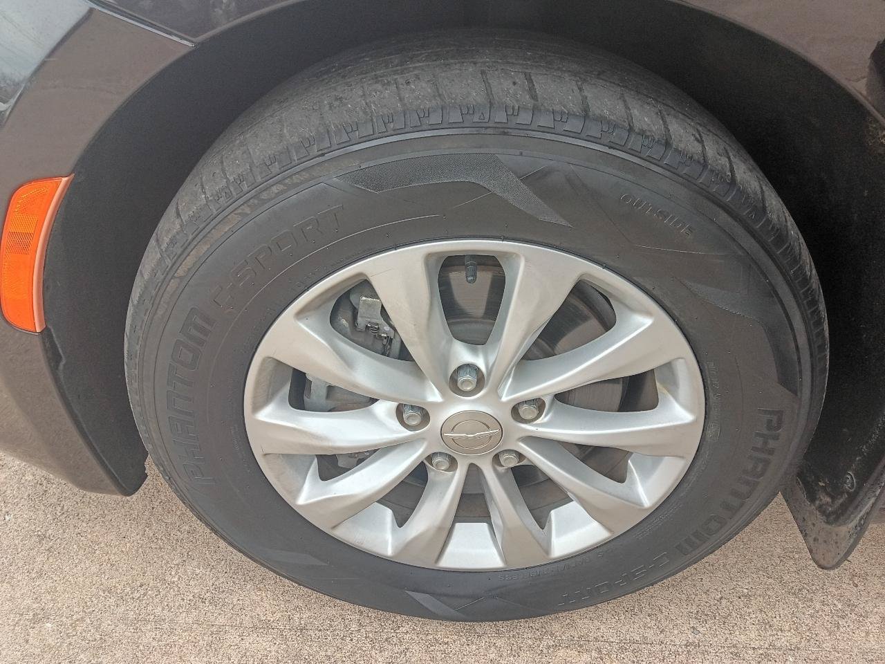 Used 2017 Chrysler Pacifica Touring w/ Tire & Wheel Group FWD image 27