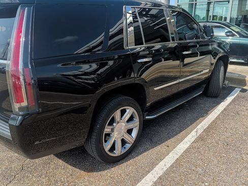 Used 2018 Cadillac Escalade Luxury RWD image 6