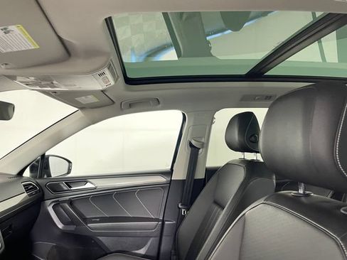 Used 2022 Volkswagen Tiguan SE AWD/4WD image 16