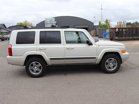 Used 2007 Jeep Commander Sport image 4
