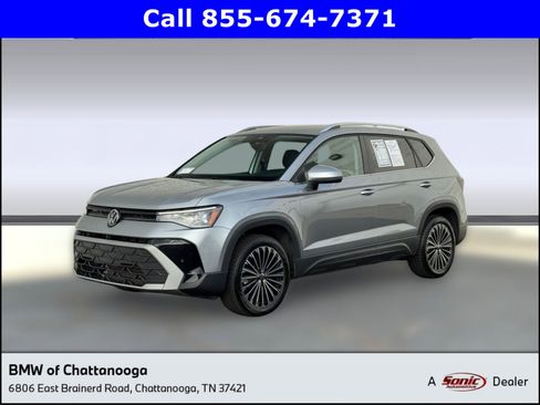 Used 2025 Volkswagen Taos SE image 1