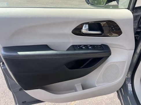 Used 2023 Chrysler Pacifica Limited FWD image 16