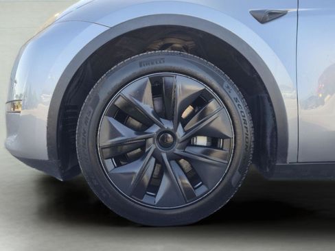 Used 2024 Tesla Model Y 2WD image 11