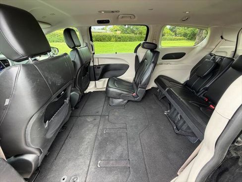 Used 2023 Chrysler Pacifica Touring-L FWD image 21