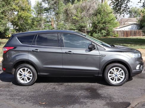Used 2017 Ford Escape SE image 3