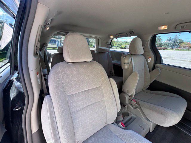 Used 2017 Toyota Sienna LE w/ Cargo Management Package FWD image 9
