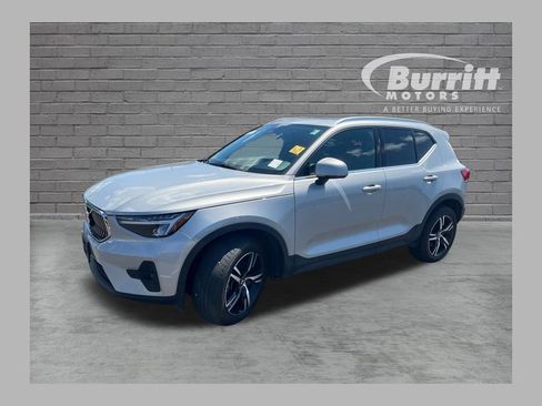 Used 2023 Volvo XC40 B5 Plus AWD/4WD image 1