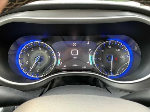 Used 2024 Chrysler Pacifica Touring-L FWD image 22