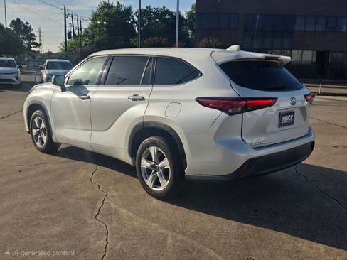 Used 2021 Toyota Highlander L FWD image 6