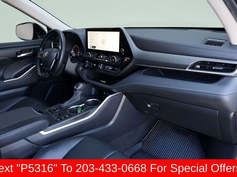 Used 2023 Toyota Highlander XLE AWD/4WD image 32