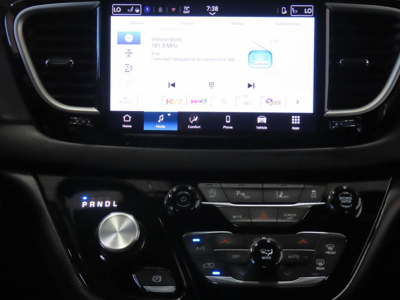 Used 2025 Chrysler Pacifica Select FWD image 11