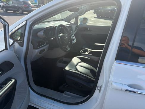Used 2020 Chrysler Pacifica Touring-L FWD image 8