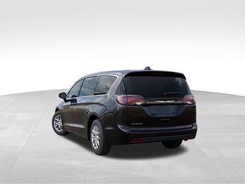Used 2026 Chrysler Voyager LX FWD image 4
