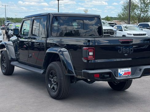 Used 2023 Jeep Gladiator Overland AWD/4WD image 7