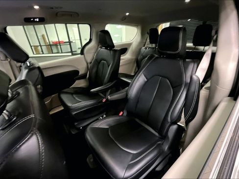 Used 2024 Chrysler Pacifica Select image 22