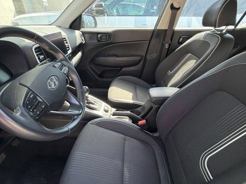 Used 2025 Hyundai Venue Limited FWD image 6