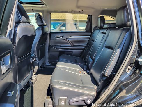 Used 2017 Toyota Highlander XLE w/ Carpet Mat Package image 11