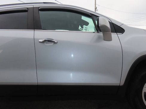 Used 2020 Chevrolet Trax LT w/ LT Convenience Package AWD/4WD image 21