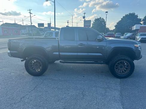 Used 2017 Toyota Tacoma TRD Off-Road w/ Tow Package AWD/4WD image 4